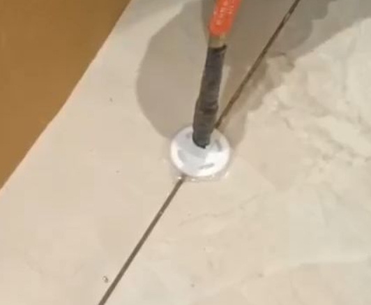 鸡西瓷砖空鼓维修公司专业解答瓷砖在铺贴过程中，如果没有涂抹均匀到位的粘结材料（如水泥砂浆或瓷砖胶），可能会导致以下问题