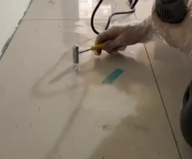 鸡西瓷砖开裂维修公司专业分享瓷砖在铺贴前如果没有沥干水分，将会导致以下问题