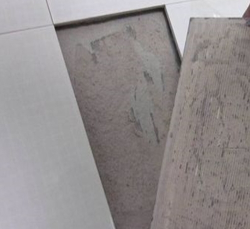 鸡西瓷砖空鼓维修公司分享瓷砖铺贴时如果打浆（即涂抹在瓷砖背面和基层上的砂浆或瓷砖胶）过少，会带来以下问题